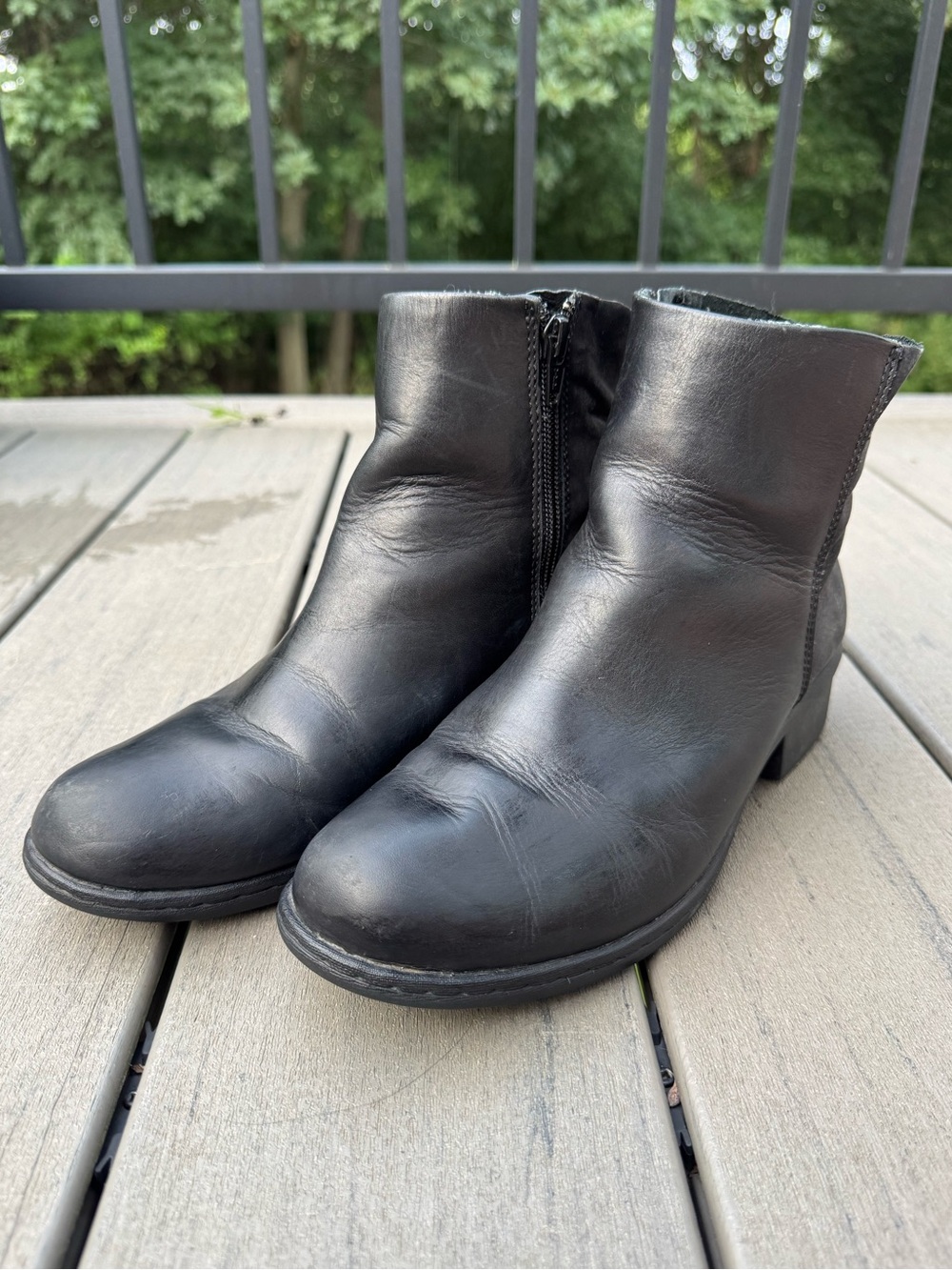BOGS Carly Low boots black leather bootie size 8.5 inside zipper waterproof